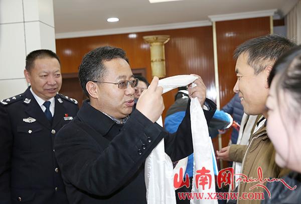 普布頓珠看望慰問公安民警和財(cái)稅工作人員