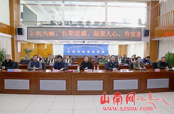 普布頓珠看望慰問公安民警和財(cái)稅工作人員