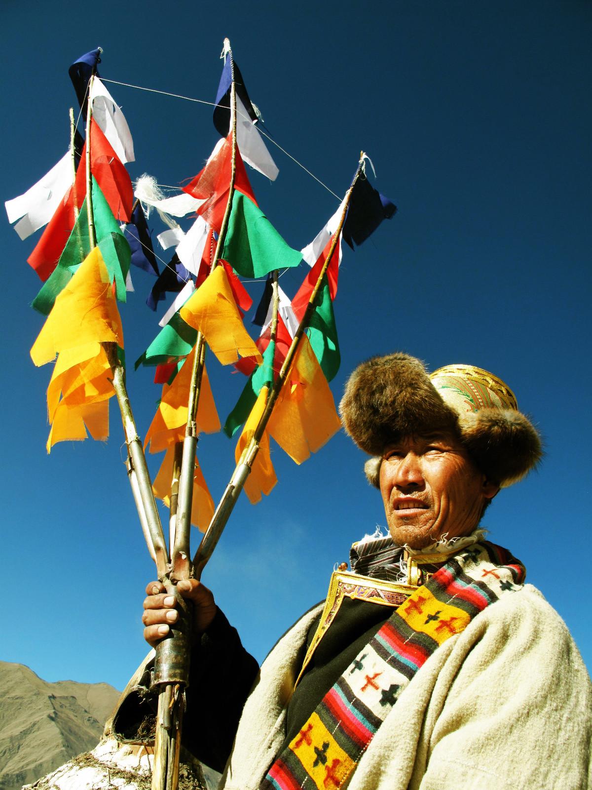 圖為：1月23日上午，西藏山南市瓊結(jié)縣唐布齊村村民歐珠多吉一大早就縫制好了經(jīng)幡樹(shù)，祈求新的一年里人畜無(wú)病無(wú)災(zāi)，吉祥如意。曲杰  攝.jpg