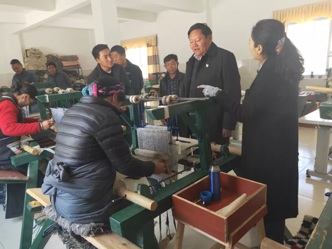 白瑪多吉深入嘎波民族手工業(yè)專業(yè)合作社調(diào)研.jpg