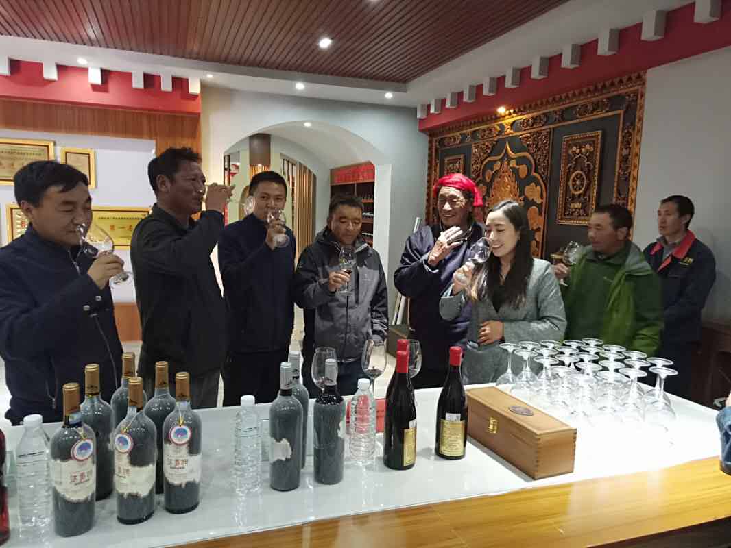 學(xué)習(xí)考察組在昌都市芒康縣納西鄉(xiāng)達(dá)美擁葡萄酒廠展覽館參觀學(xué)習(xí)。.jpg