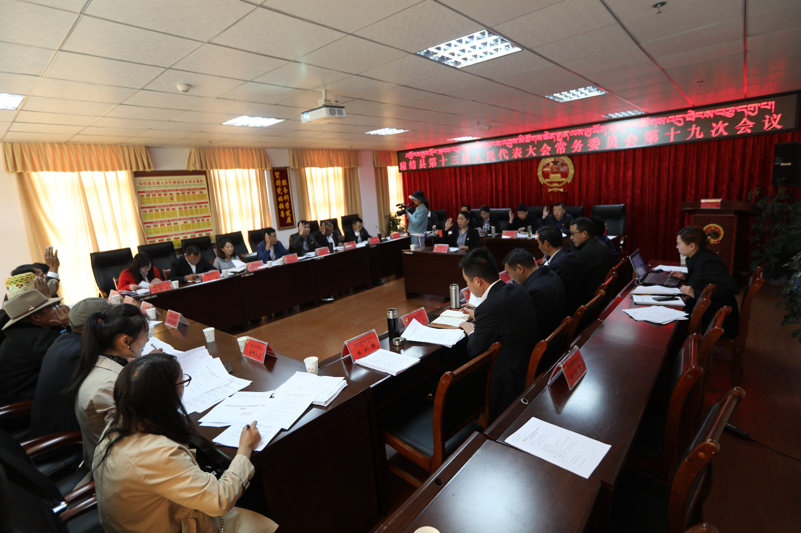 瓊結縣人大常委會召開第十九次會議現(xiàn)場。.JPG