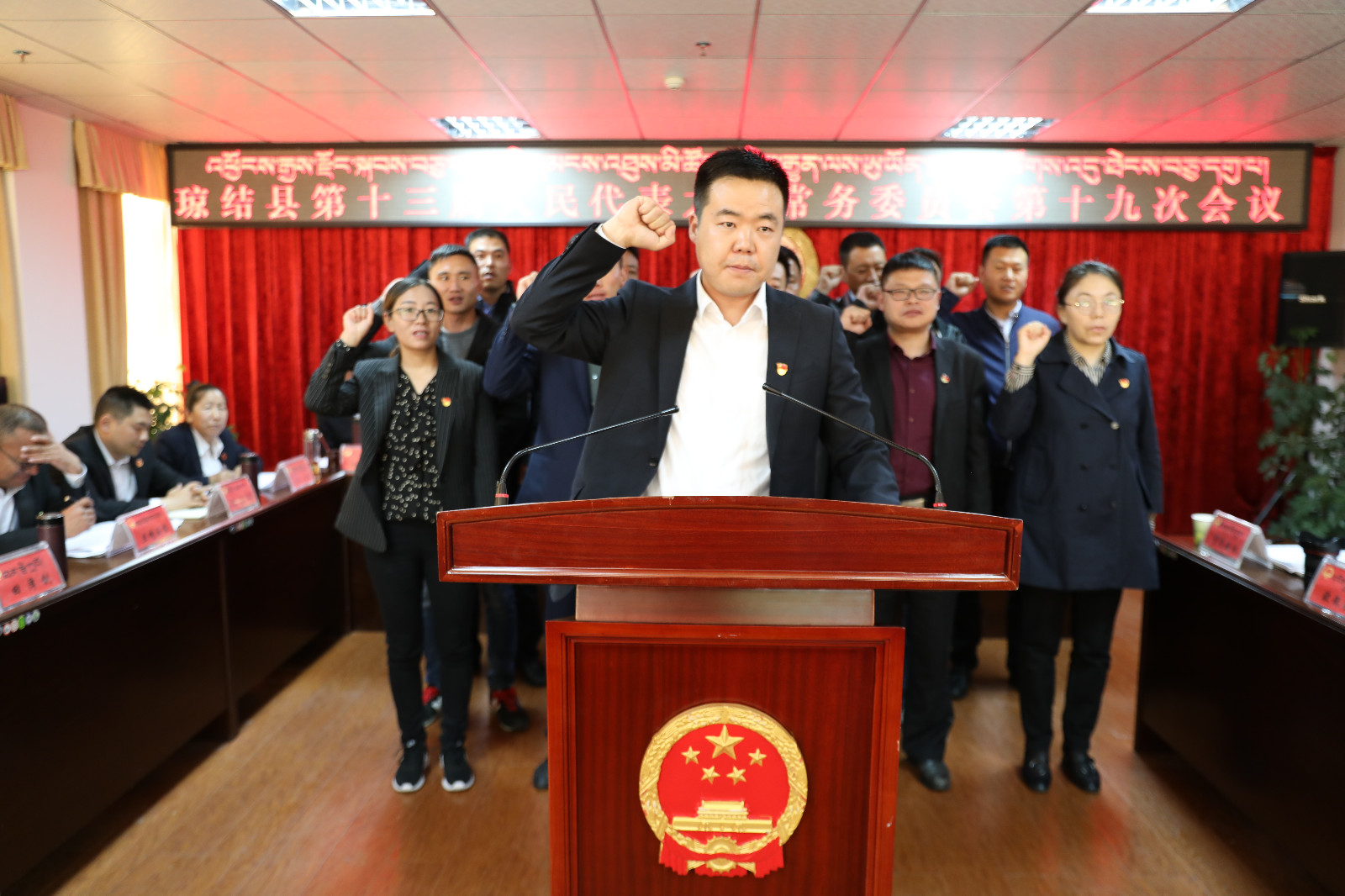 圖為：新任職干部進行憲法宣誓儀式。.JPG