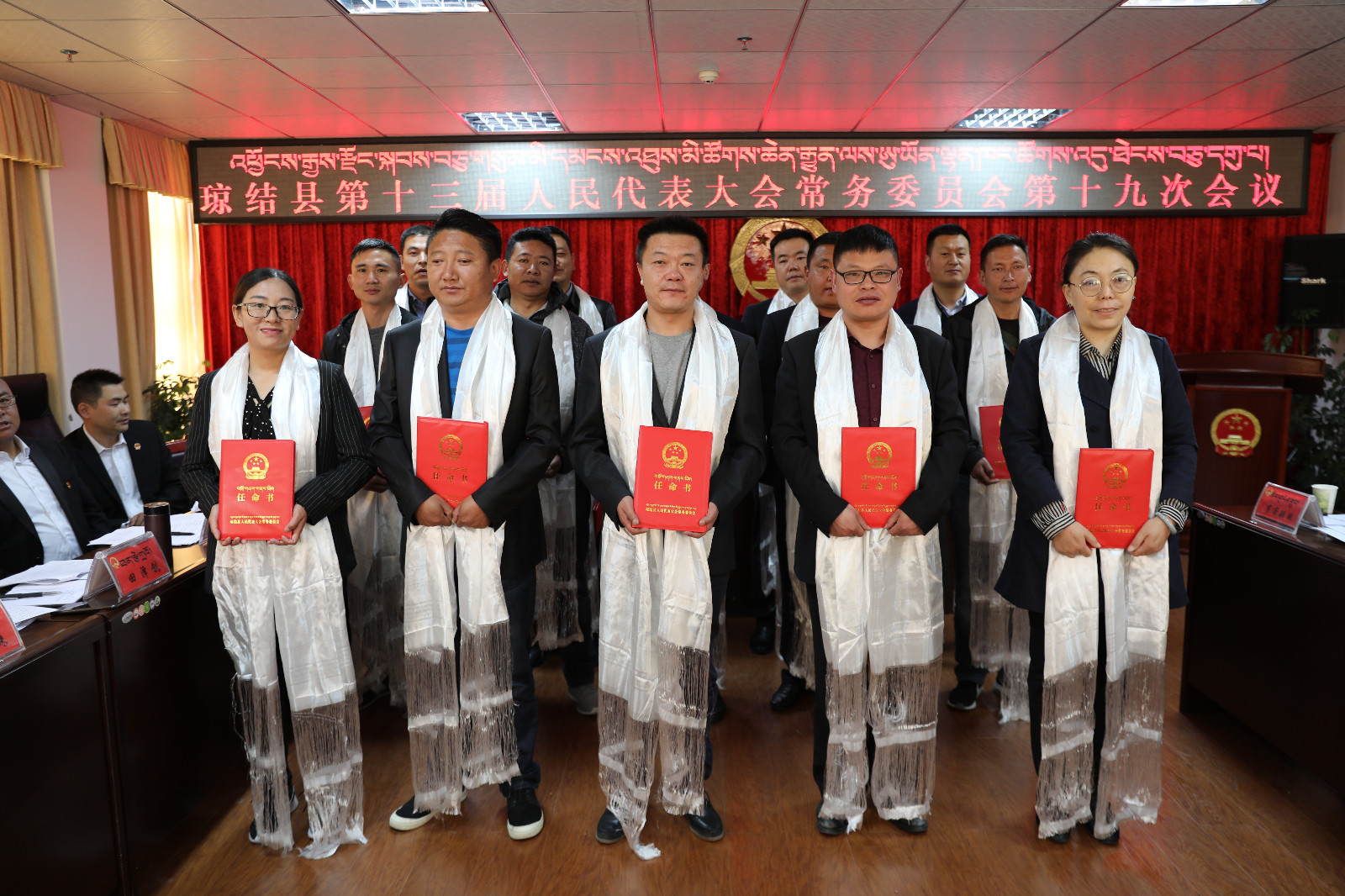 圖為：為新任職干部頒發(fā)了任命書。.JPG
