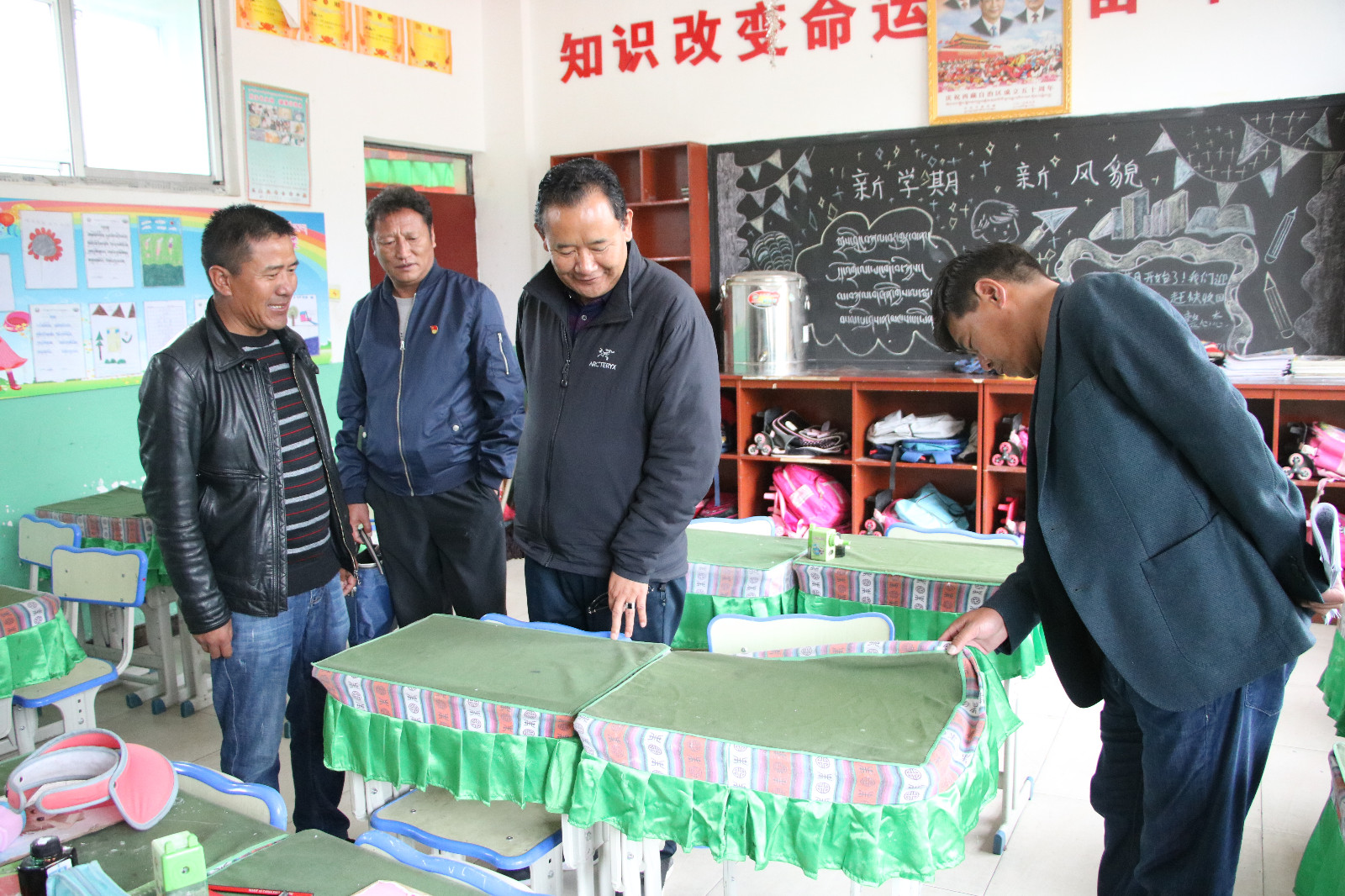 圖為：調(diào)研組在瓊結(jié)縣下水鄉(xiāng)小學(xué)地檢查學(xué)校教育教學(xué)。.JPG