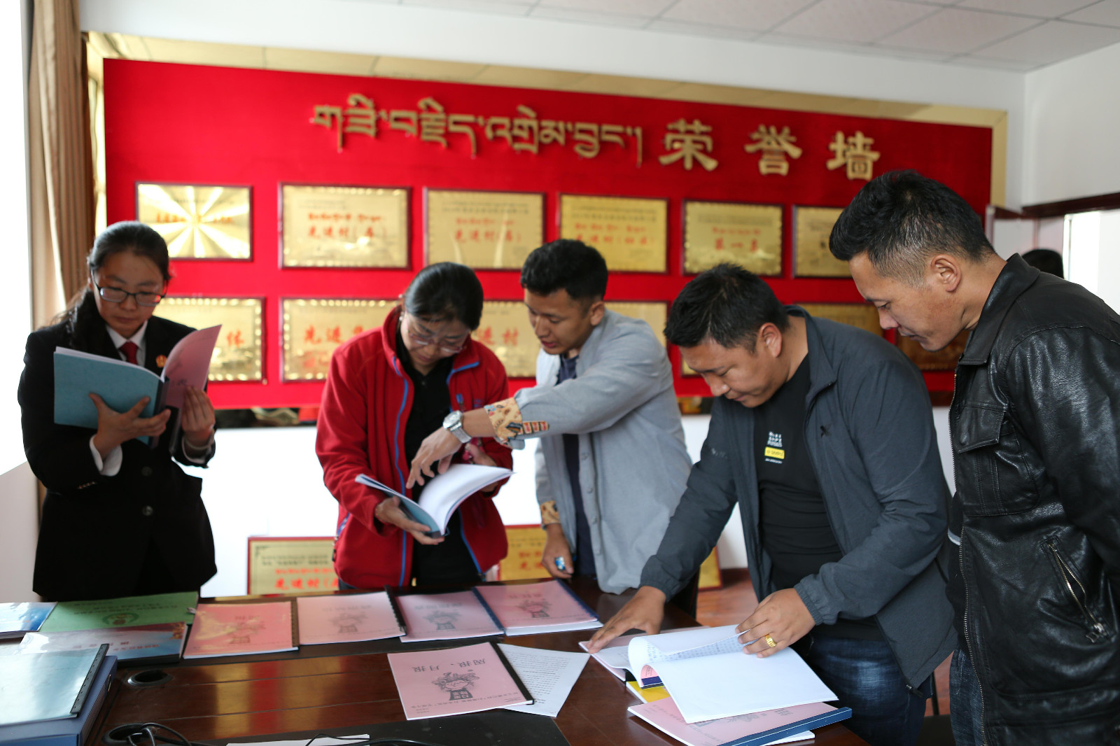 圖為：專班組一行在瓊結(jié)縣拉玉鄉(xiāng)堆巴村查閱相關(guān)資料。.jpg