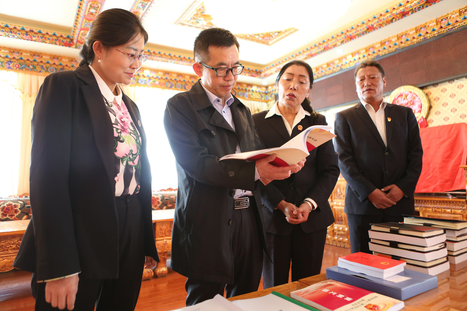 圖為：王德文一行在瓊結(jié)縣“人大代表之家”檢查“五查五增 質(zhì)效提升”活動(dòng)開展情況。.jpg