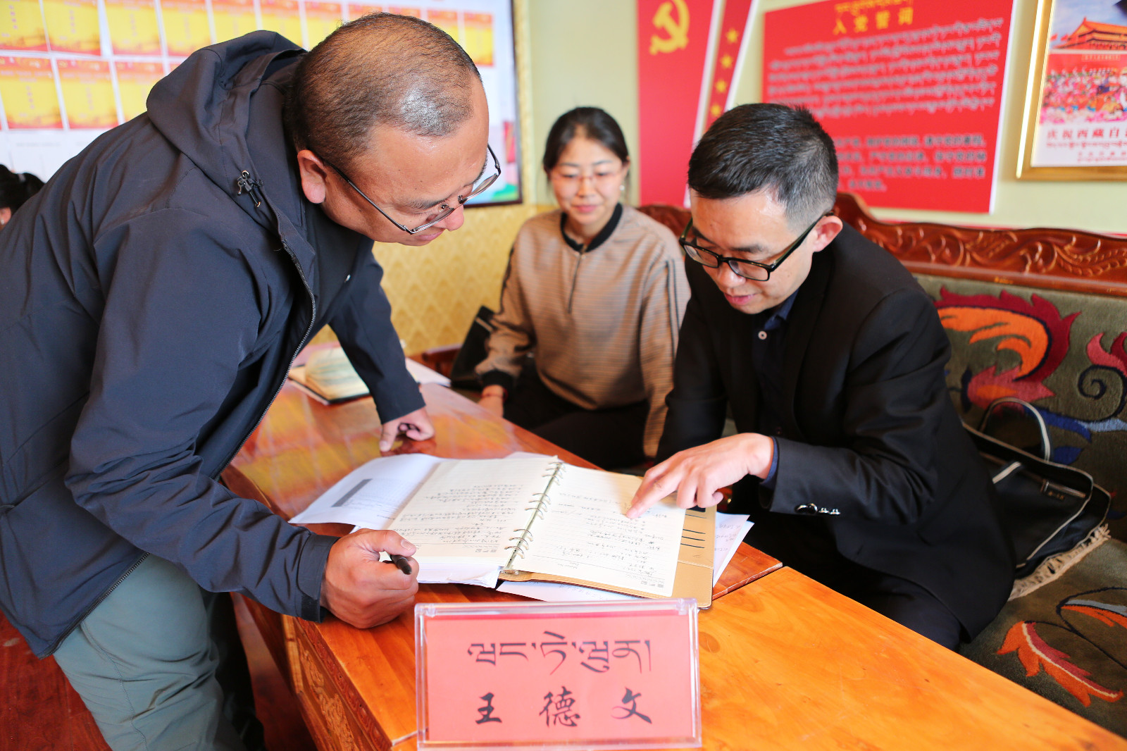 圖為：王德文一行在瓊結(jié)縣瓊結(jié)鎮(zhèn)檢查監(jiān)督工作開展情況。.JPG