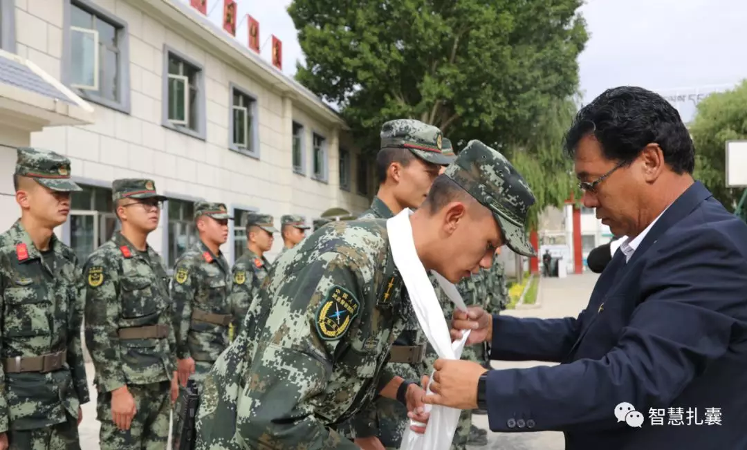 扎囊縣委書記雷豐一行開展“八一”擁軍慰問活動(dòng).JPG