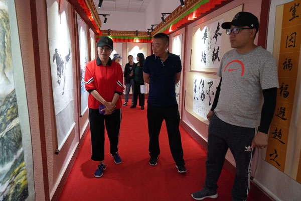 圖為：麻建輝一行在考察調(diào)研瓊結(jié)藏漢書法展廳。.JPG