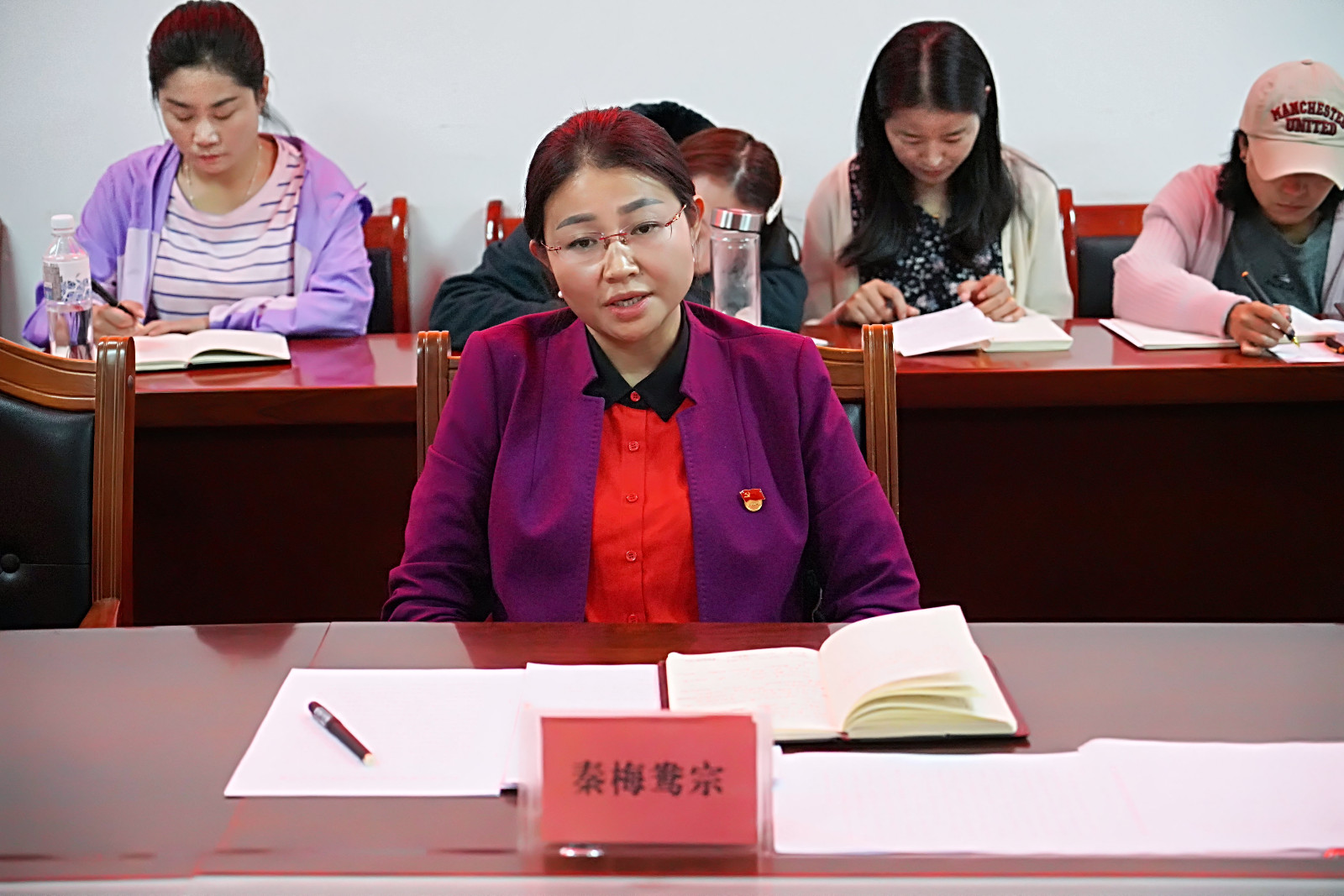 圖為：縣委副書記、人大常委會主任秦梅鴦宗作重要講話。.jpg