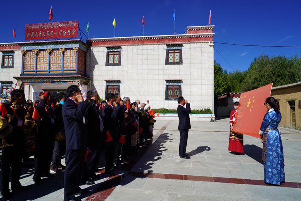 圖為：70位瓊結(jié)縣五級(jí)人大代表在克松居委會(huì)廣場(chǎng)向憲法莊嚴(yán)宣誓。.jpg