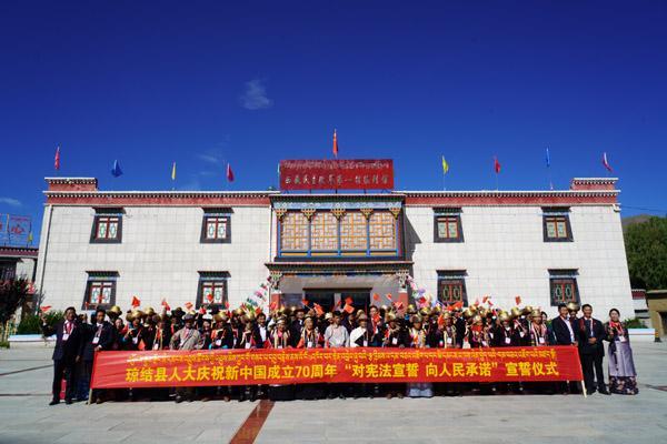 圖3為：2019年，瓊結(jié)基層人大代表在乃東區(qū)克松村視察學(xué)習(xí)。曲杰  攝.jpg