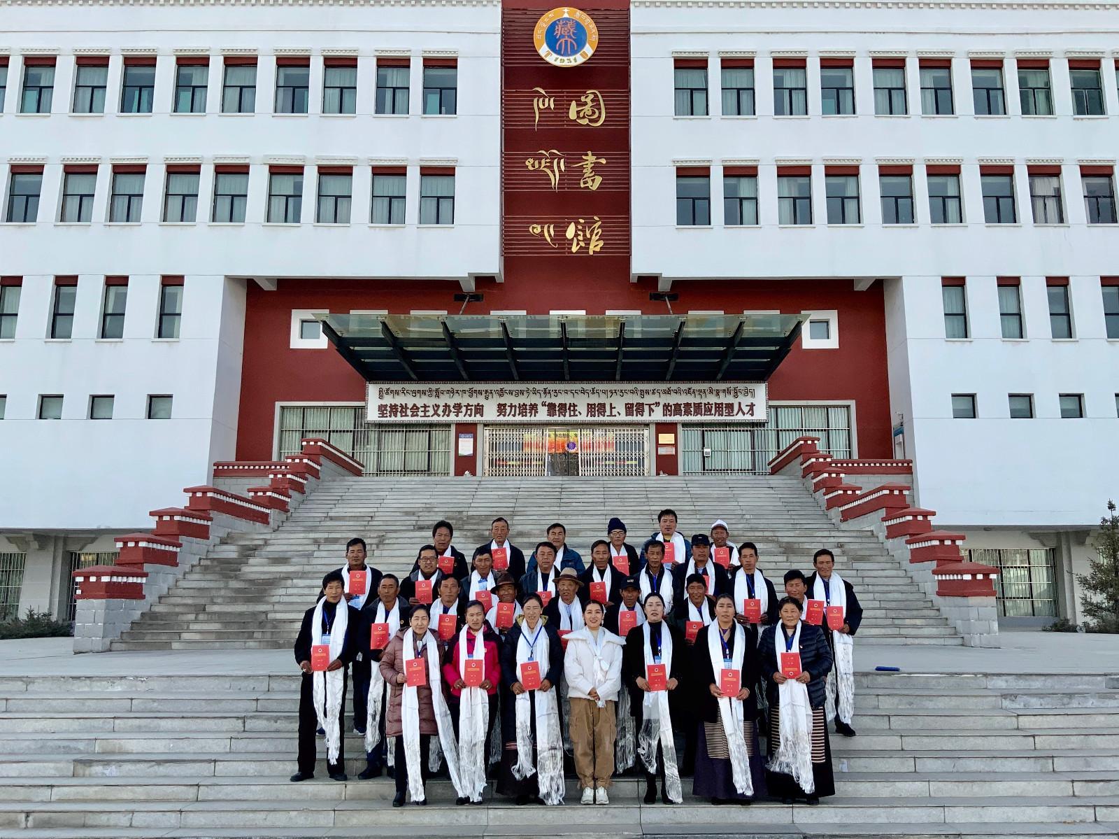 圖5為：瓊結(jié)縣組織基層人大代表在西藏大學(xué)繼續(xù)教育學(xué)院開展人大業(yè)務(wù)培訓(xùn)。.jpg