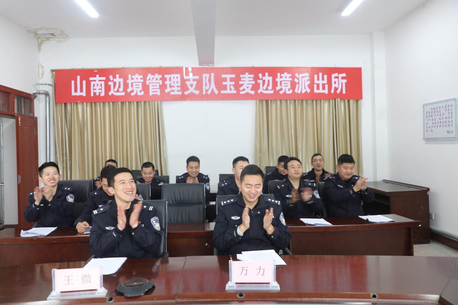 圖為玉麥邊境派出所解說(shuō)演講活動(dòng)現(xiàn)場(chǎng) 李永明攝.JPG