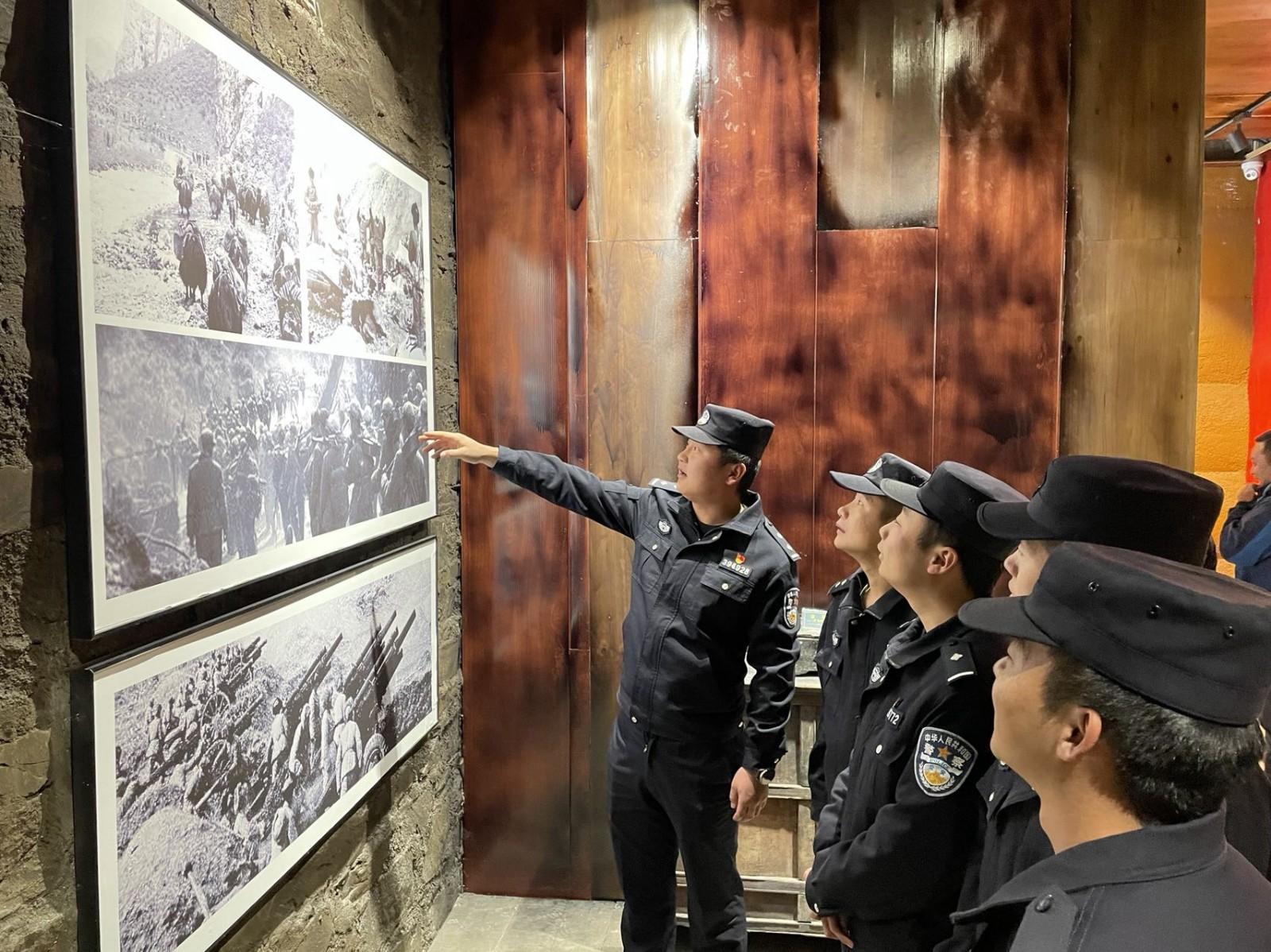 圖為玉麥邊境派出所民警在桑杰曲巴故居進(jìn)行實(shí)地解說(shuō)1 王大松攝.jpg