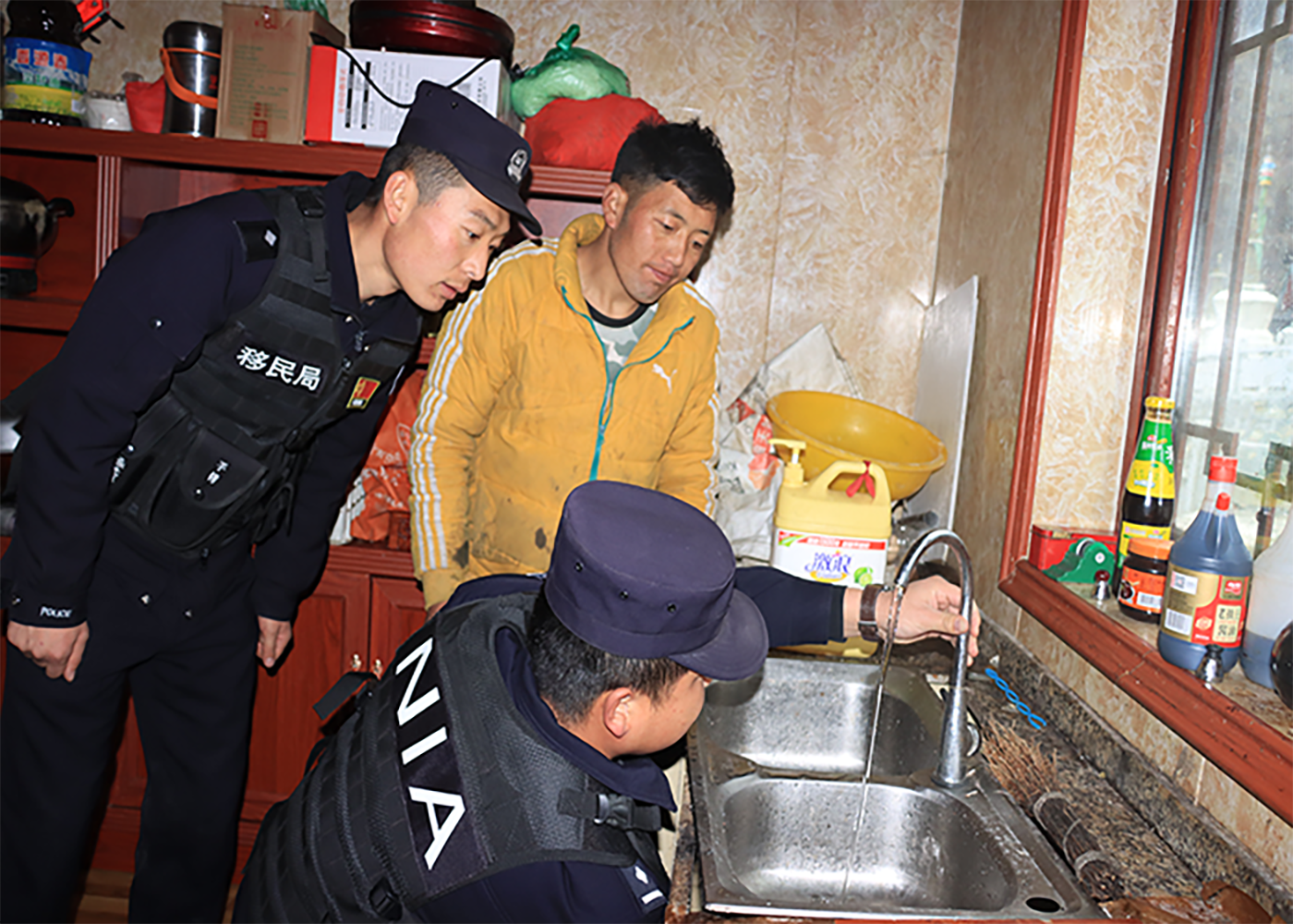 圖為玉麥邊境派出所民警深入轄區(qū)群眾家中維修水管。楊炫敬攝.png