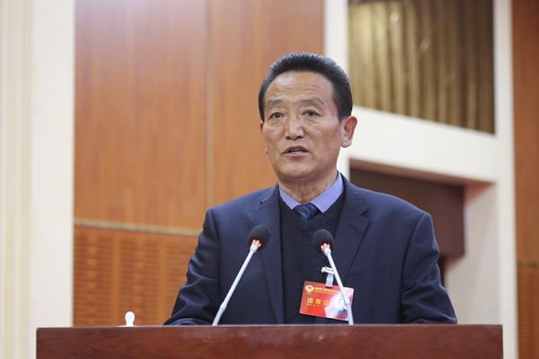圖為市政協(xié)主席作報(bào)告.JPG