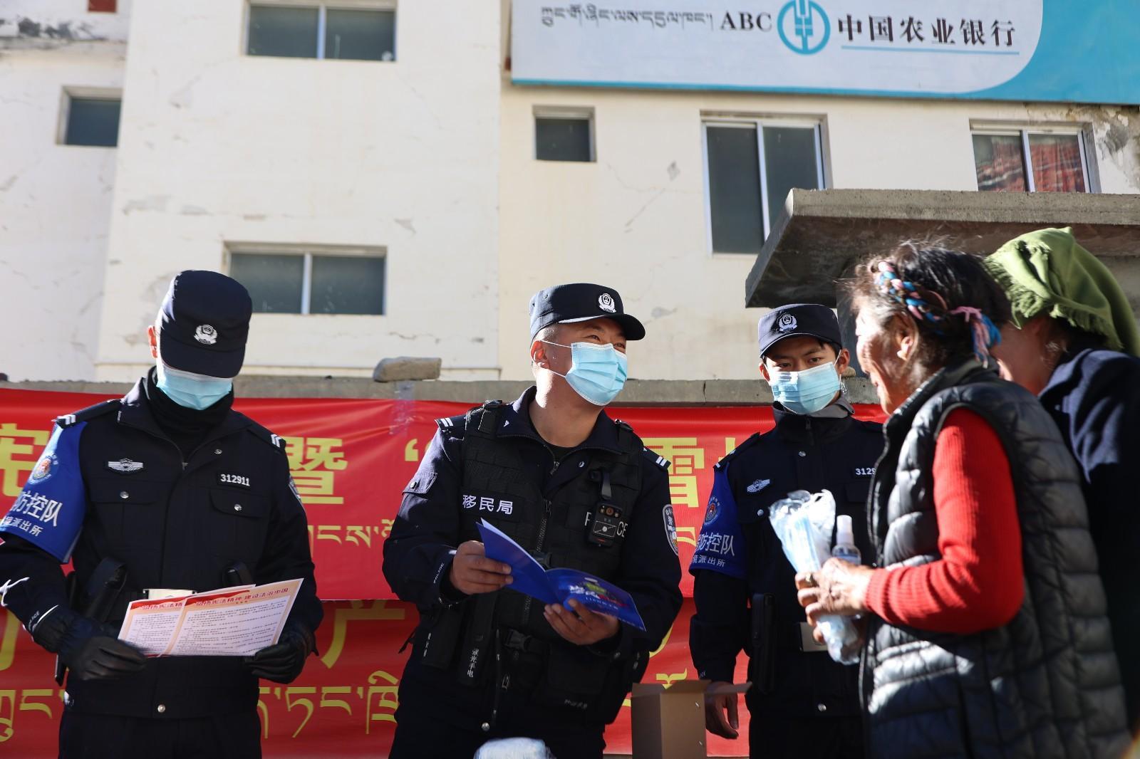 圖為派出所民警為轄區(qū)群眾發(fā)放安全宣傳手冊(cè)  楊麓濤 攝.jpg