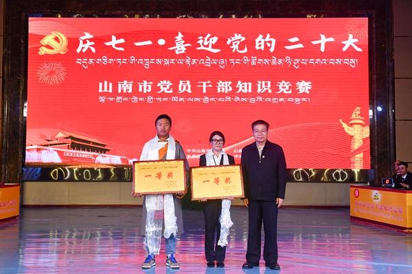 圖為自治區(qū)人大常委會(huì)副主任、市委書(shū)記許成倉(cāng)為一等獎(jiǎng)獲得者頒獎(jiǎng)_副本.jpg