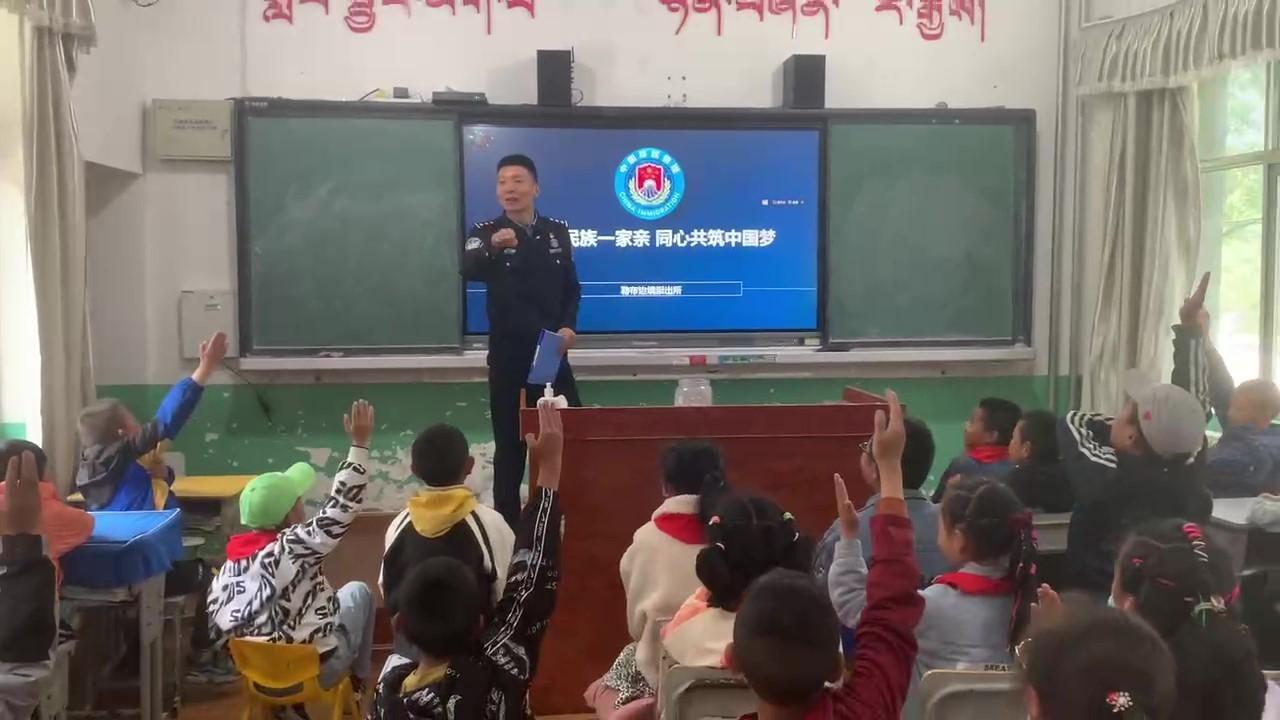 圖為勒布邊境派出所教導(dǎo)員鄧偉為孩子們授課。郭賽賽攝.jpg