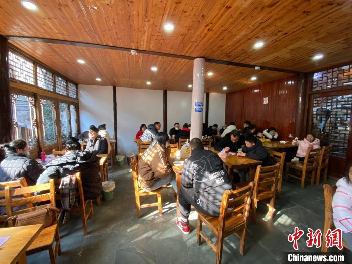 陳思遠的店內座無虛席?！×植?攝
