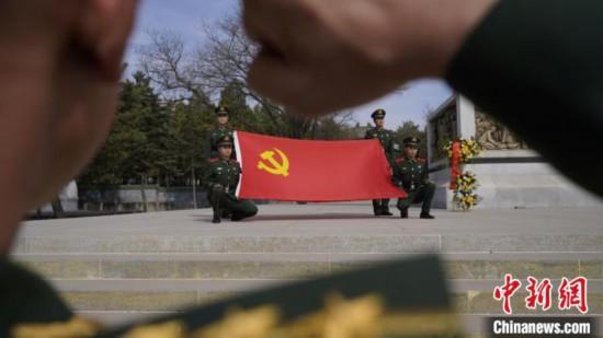 武警官兵重溫入黨誓詞?！「瘀H鵬 攝