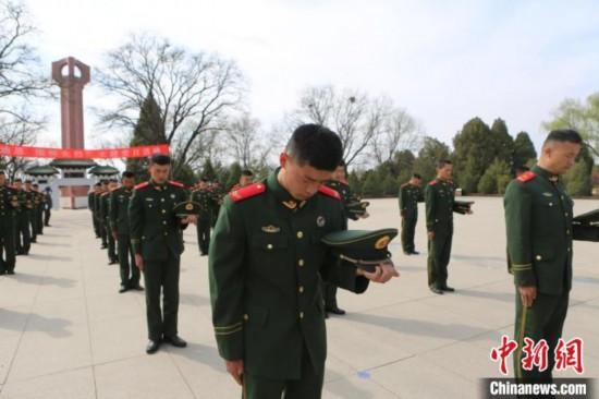武警官兵脫帽默哀緬懷先烈?！「瘀H鵬 攝